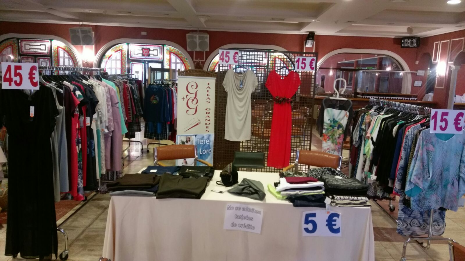 Estaremos a vuestra disposición por que abarcamos desde las tallas de mujer con una 46 hasta la 70 y en hombres con una 48 hasta una 80, en el caso de no tenerlo no preocuparse haremos lo imposible por encontrarlo, arreglarlo ó confeccionarlo.