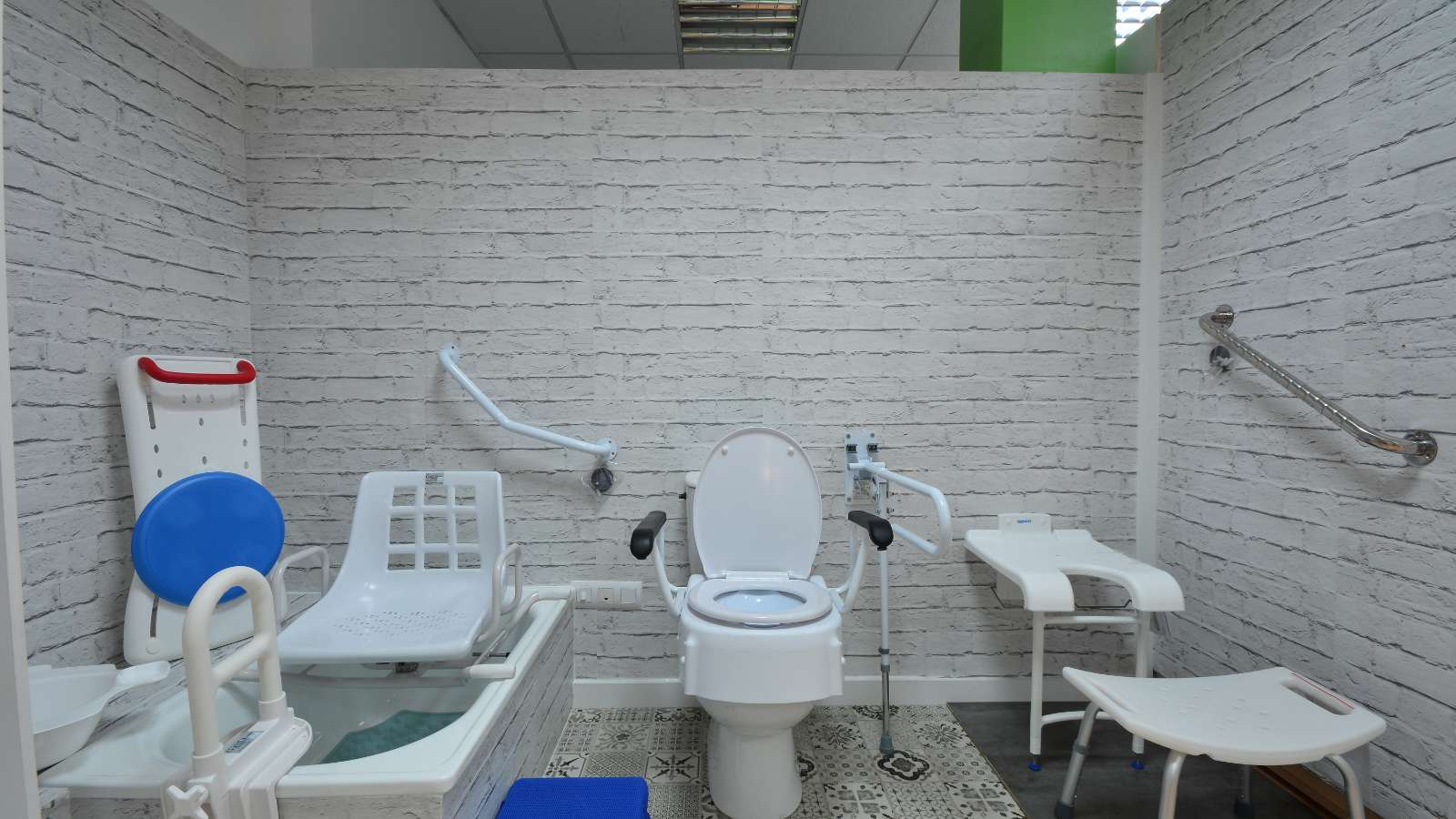 Tenemos  una amplia exposición de ayudas para baño y para la higiene personal: banquetas y sillas de ducha, tablas de bañera, barras de sujeción, elevadores de wc.