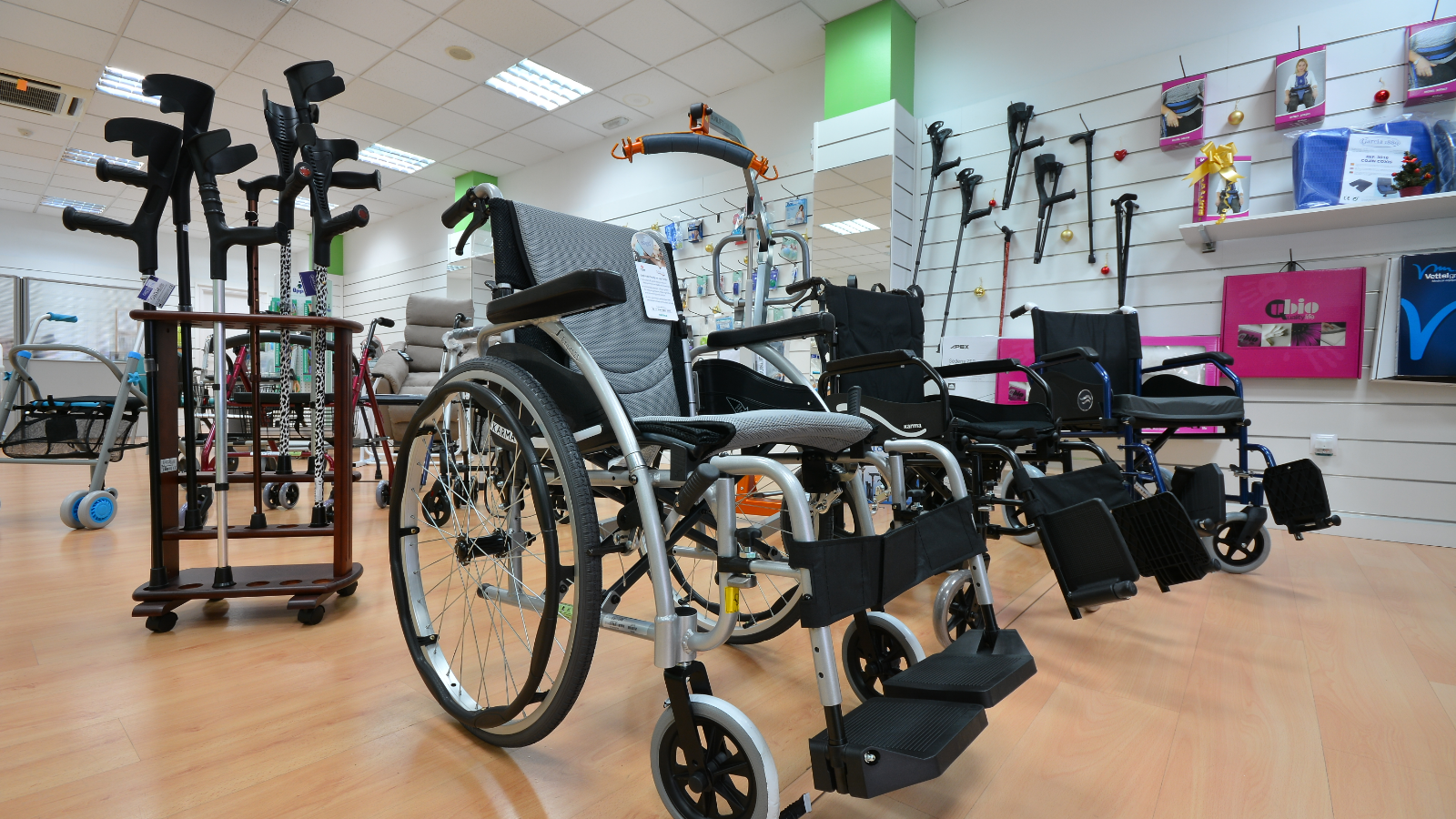 Visítenos y podrá encontrar  en nuestra exposición todo lo que necesita sobre ayudas a la marcha y movilidad ( bastones, muletas, sillas de ruedas, grúas)  todo lo necesario para el confort de su descanso diario (camas articuladas, colchones anti escaras, cojines, almohadas, barandillas) así como todo en ayuda para facilitar su vida diaria (pastilleros, trituradores comprimidos, calzadores, sube medias).