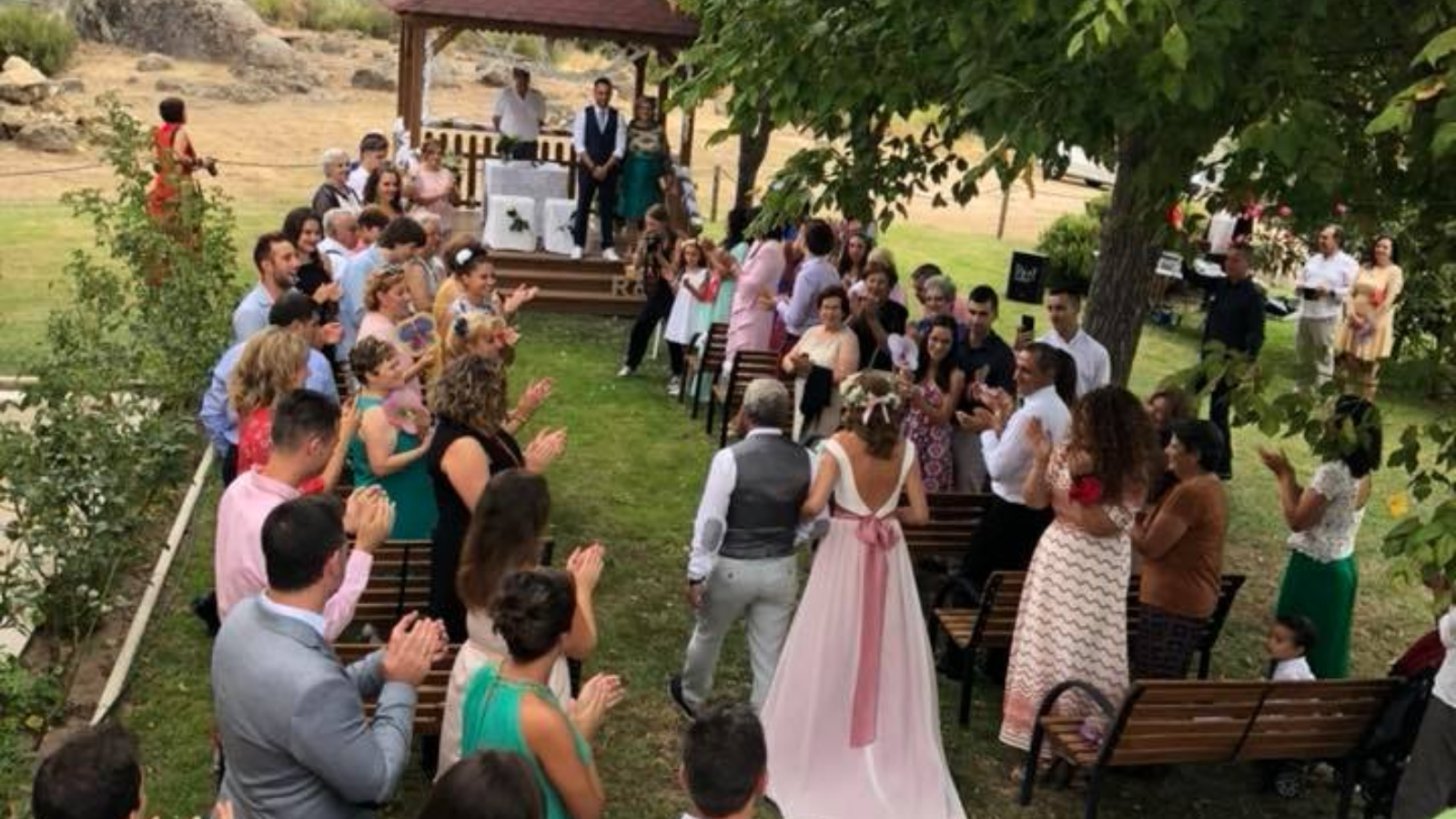 La ceremonia, tanto si te casas por la iglesia como si elegiste una ceremonia civil personalizamos vuestro momento donde das el primer paso a tu matrimonio: decoración, música, catering, localizaciones...