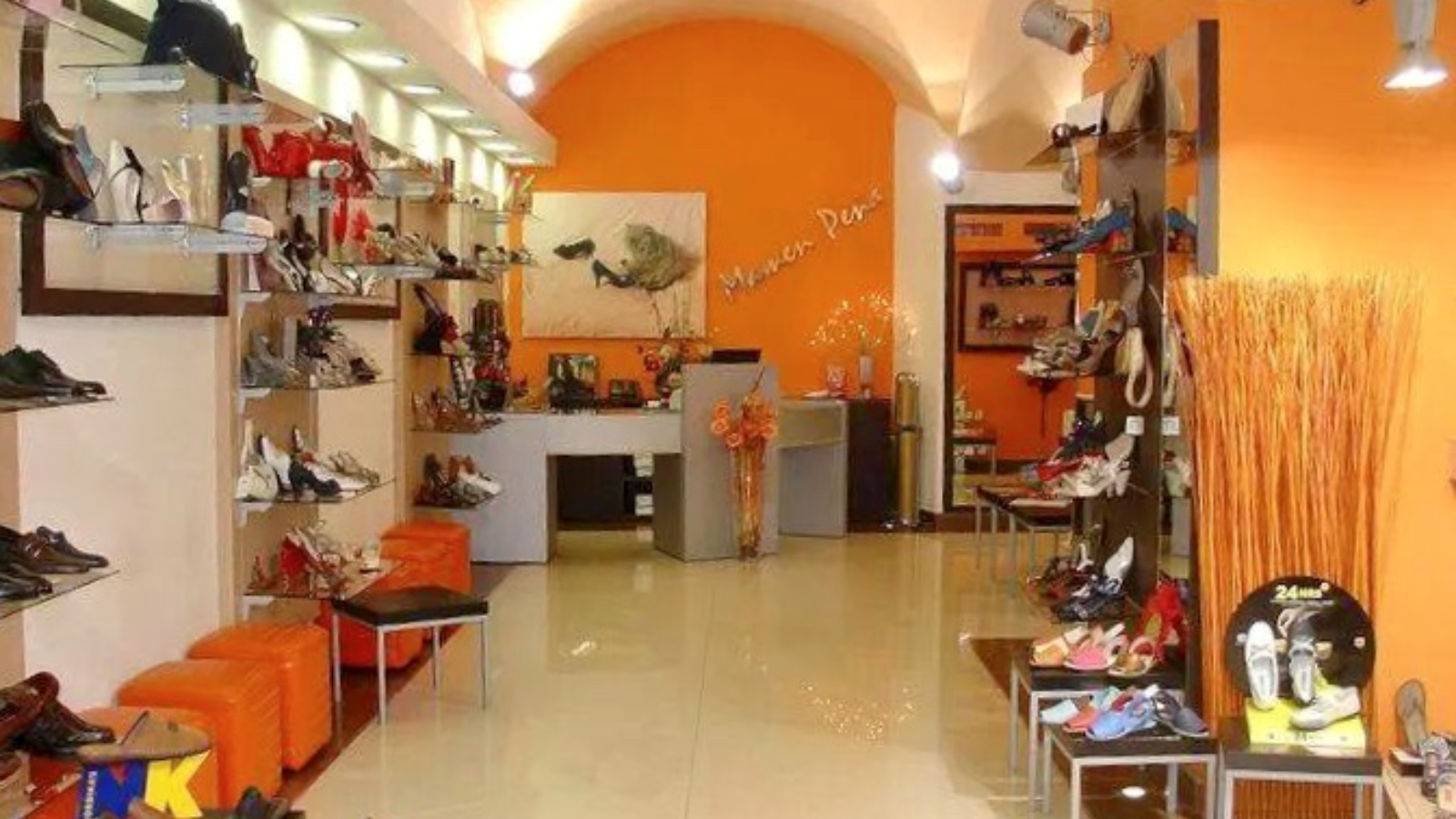 Es la tienda más antigua de Extremadura incluso más que la cámara de Comercio de Cáceres Una tienda renovada y reformada que , como podrán comprobar , aún conserva sus bóvedas en muy buen estado Un  negocio familiar que ha superado su quinta generación En ella encontrarás calidad , confort , diseño y por supuesto , un trato personalizado porque para nosotros , lo más importante siempre es el cliente