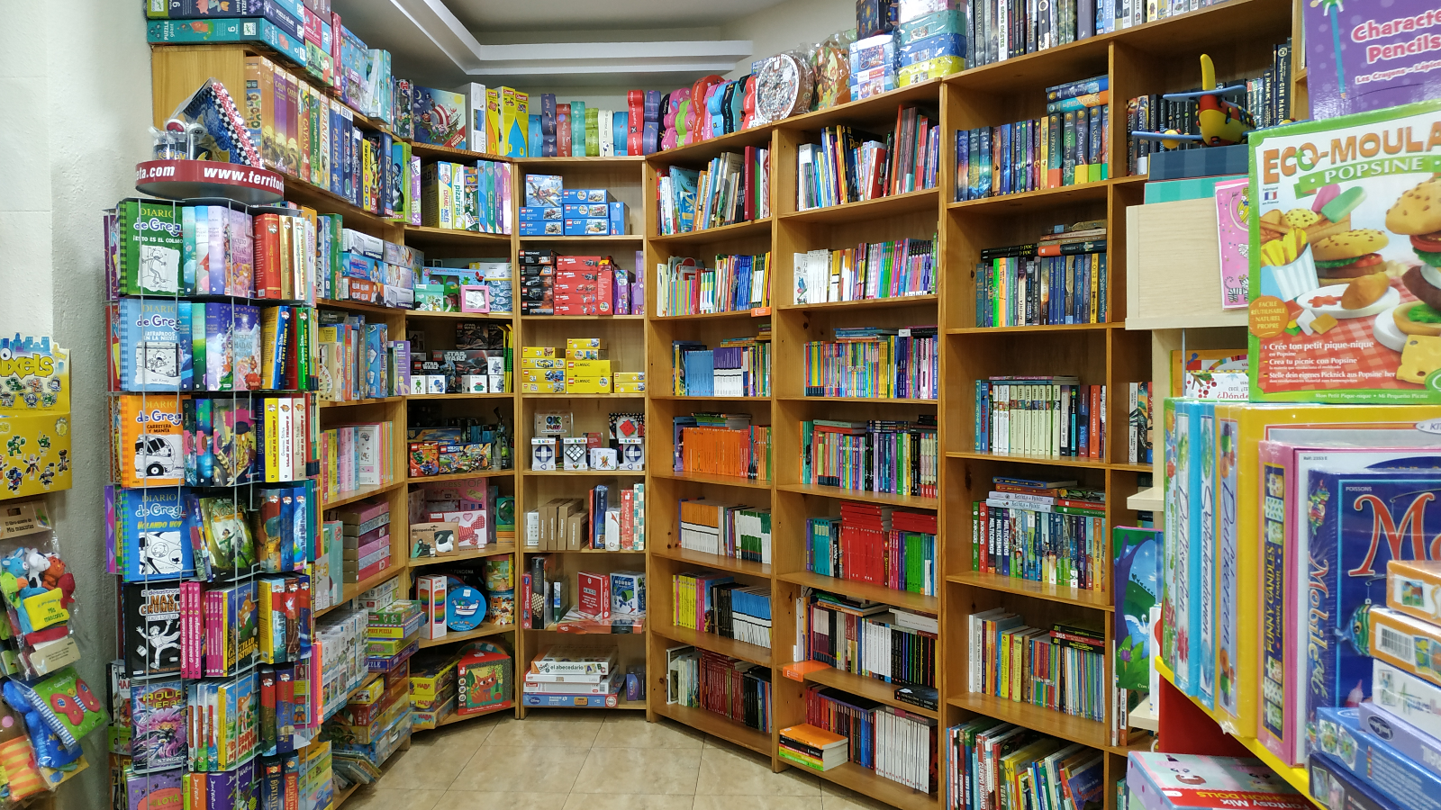 Zona de literatura infantil y juvenil y juguete didáctico.