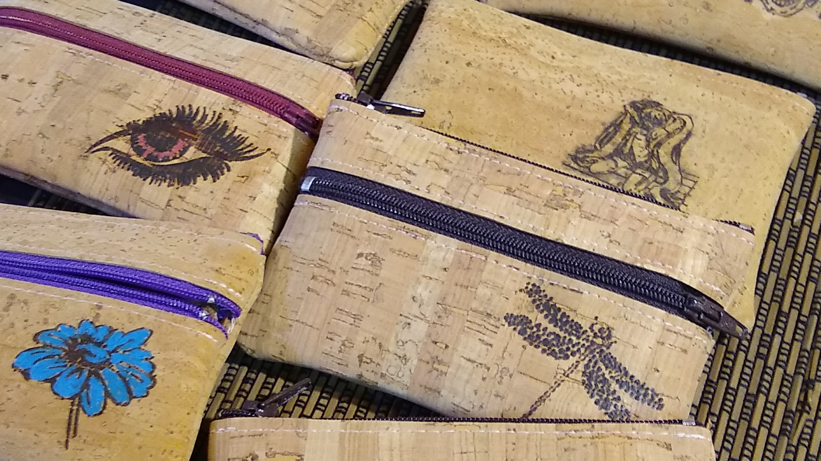 Usamos corcho, forro y cremalleras de máxima calidad, para que nuestros productos sean muy duraderos. También se pueden personalizar a través del pirograbado.Los productos son totalmente impermeables.