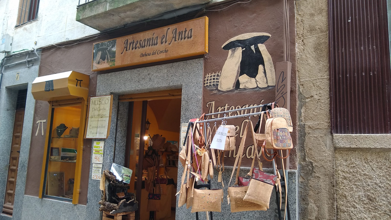 Nuestra tienda/taller, se encuentra situada en calle paneras, a 50 mts de la plaza mayor, donde realizamos todos nuestros productos artesanalmente.
