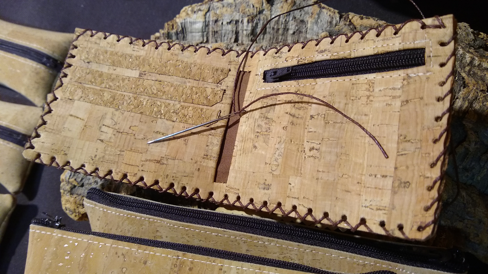 Usamos técnicas tradicionales de confección, como es el cosido a mano con cordón de algodón encerado.