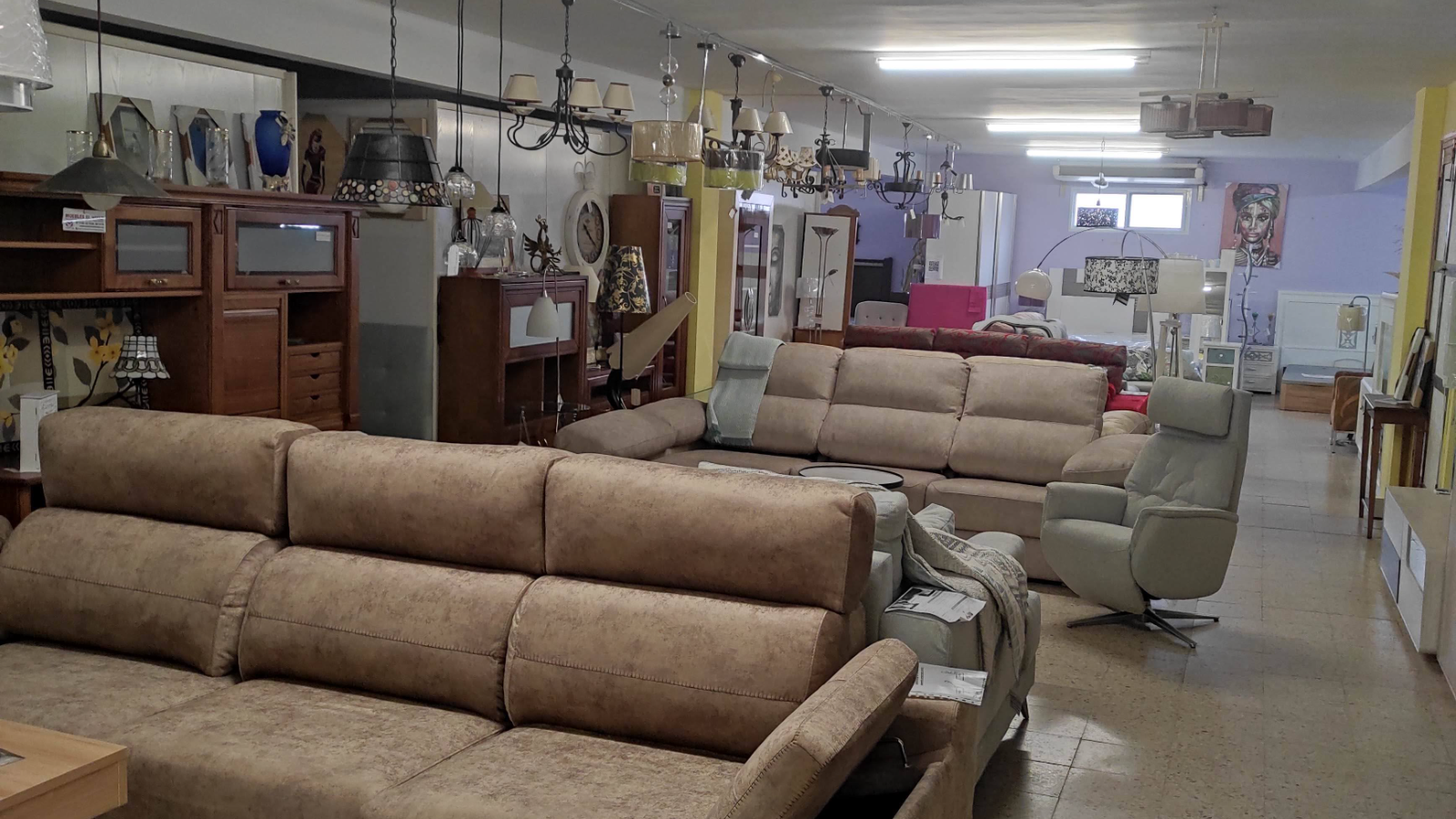 Gran exposición donde puedes comprobar comodidad y calidades en sofás, colchones, vestidores, muebles de cocinas, electrodomésticos...