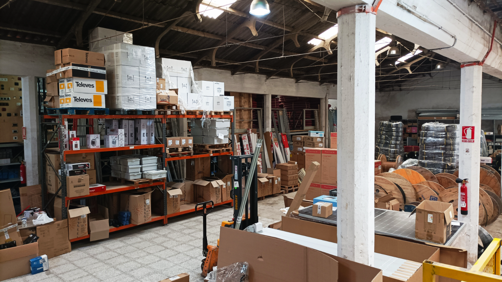 Y tenemos un gran almacén con todo tipo de material eléctrico.