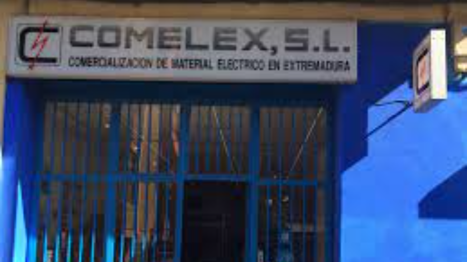 Estamos al lado del parque del Perú.