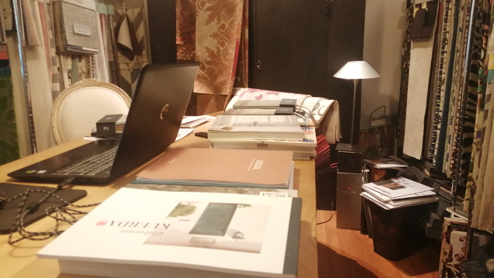 Papeles pintados, tejidos, muebles y decoración