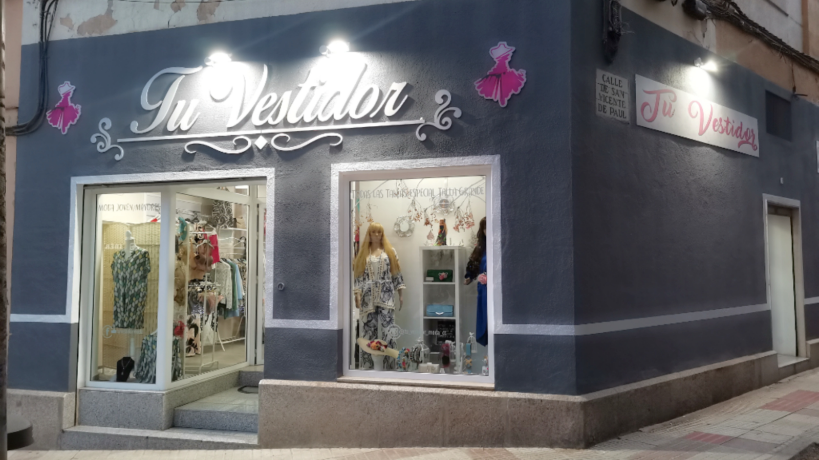 Nuestra tienda , da a dos calles, a la calle Sanchez Manzano y San Vicente de Paúl. Local de esquina en el Edificio la Torre.