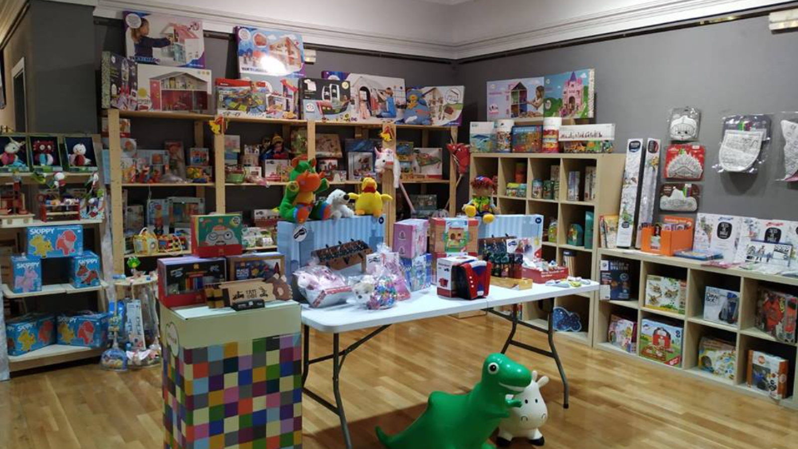 Nuestros juguetes son responsables y fomentan la cooperación, generosidad, respeto y solidaridad. Además muchos están hechos con materiales sostenibles, naturales y seguros, fomentando la sostenibilidad del planeta. Son escogidos para que nuestros peques puedan divertirse estimulando sus sentidos, desarrollando su psicomotricidad y mejorando el proceso de aprendizaje.