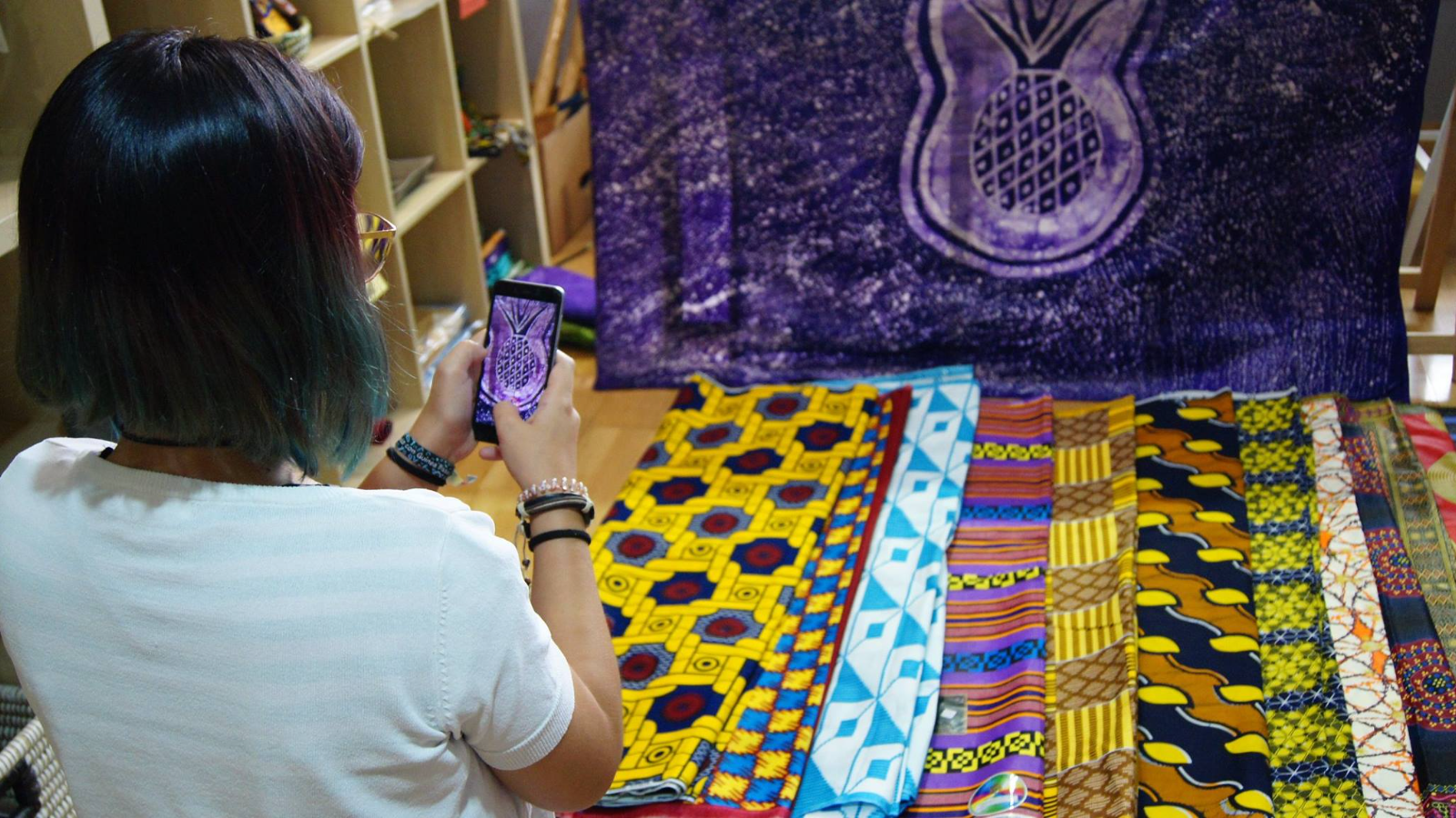 En Anúmbara podrás encontrar prendas y complementos elaborados con telas africanas. Nuestros productos están realizados por personas que disfrutan de la creación artesanal y realizan su trabajo con mucho cariño y dedicación. Cada prenda y cada complemento está elaborado uno por uno, siguiendo un proceso artesanal de fabricación, de ahí que no haya dos idénticos.