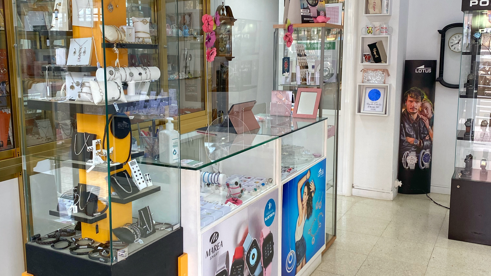 Tenemos para ti gran variedad de joyas y rejones, además de taller y servicio de grabación gratuito en todos nuestros artículos.