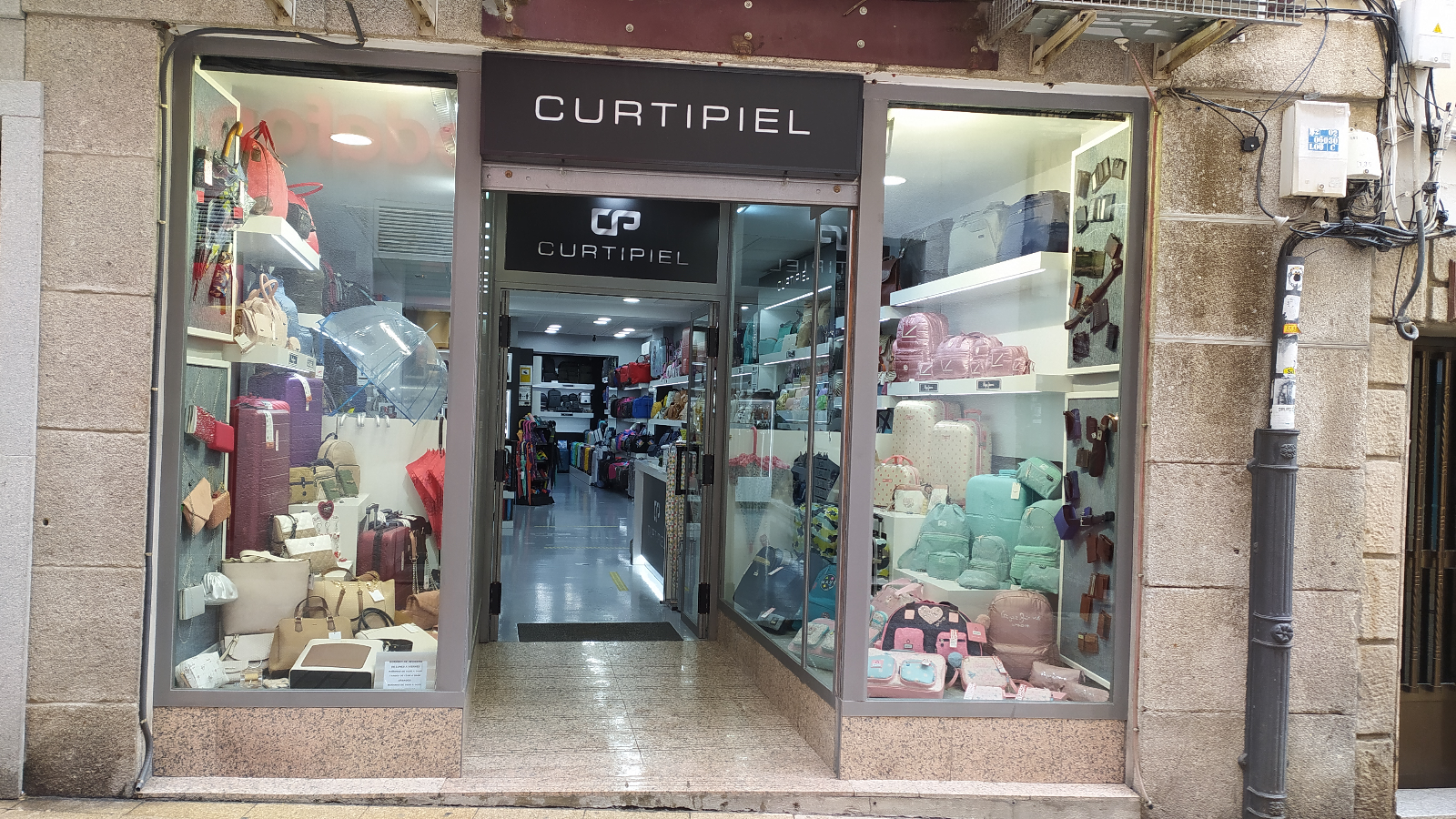Curtipiel está en calle Sol, 34 de Plasencia.
La calle más comercial de la ciudad.