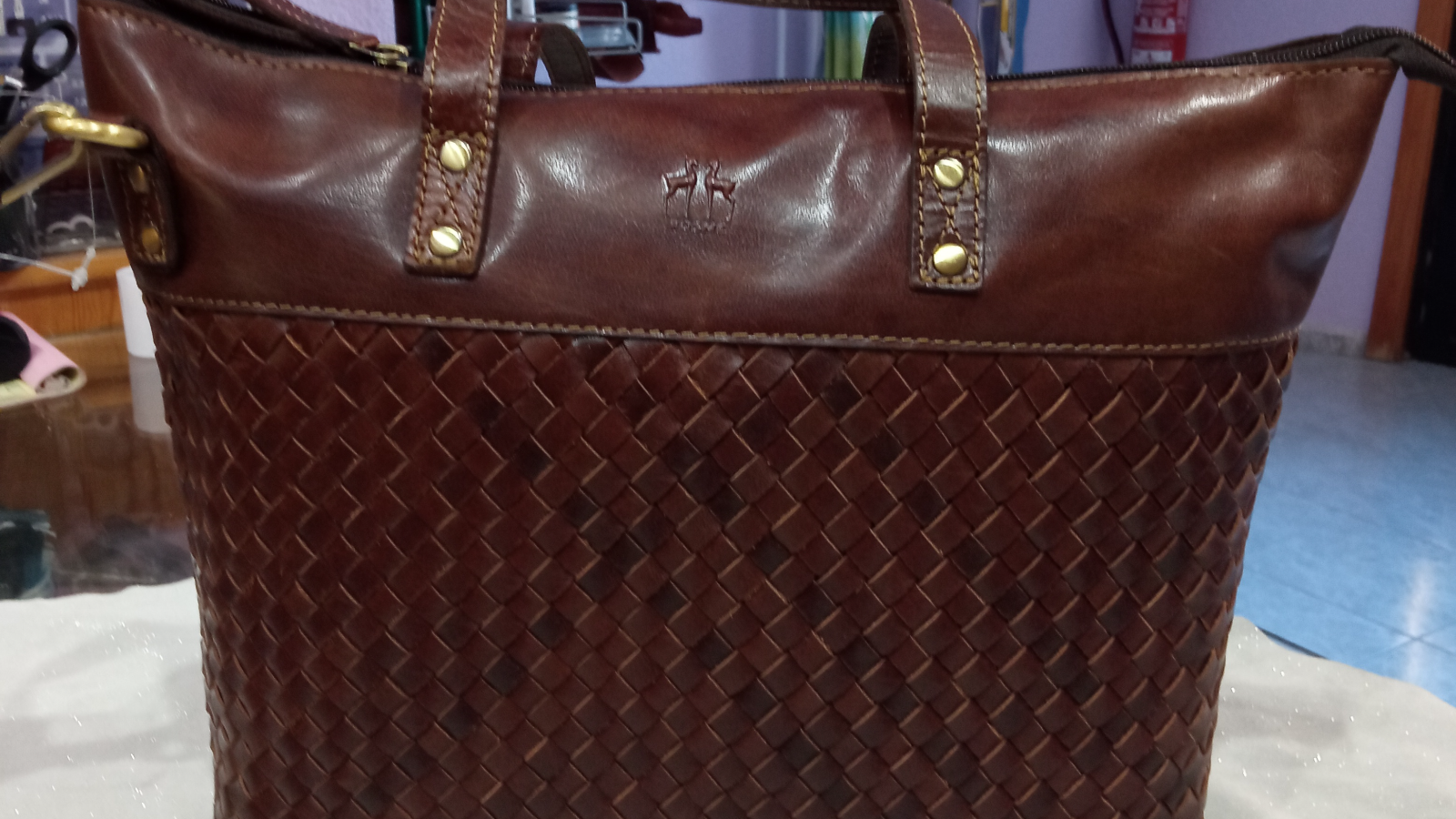 Bolso trenzado en piel de búfalo.