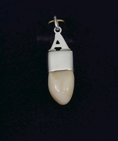 COLGANTE PERLA VENADO CON INICAL DE PLATA