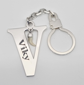 132L...LLAVERO DE PLATA CON INICIAL DE VIKY